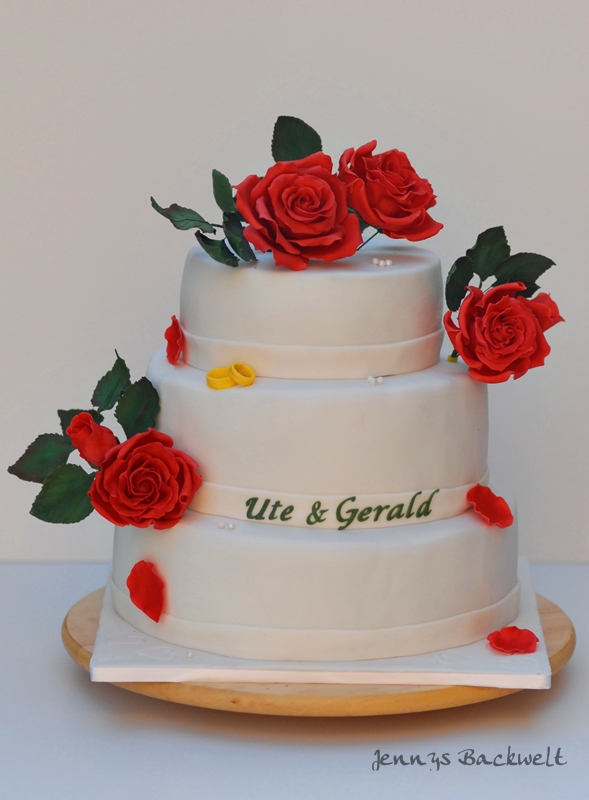 Hochzeitstorte mit roten Rosen Hochzeitstorte mit roten Rosen
