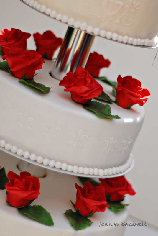 Hochzeitstorte mit roten Rosen