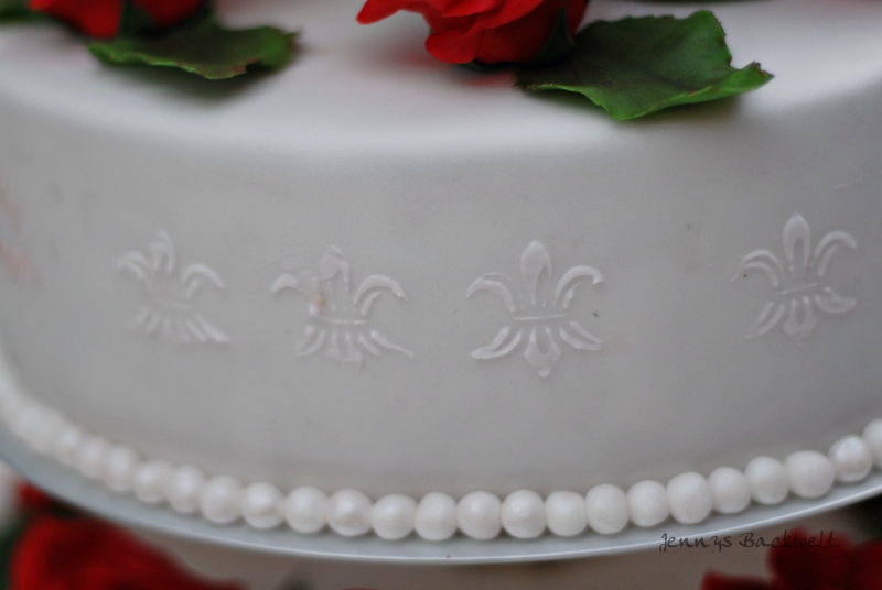 Hochzeitstorte mit roten Rosen Hochzeitstorte mit roten Rosen