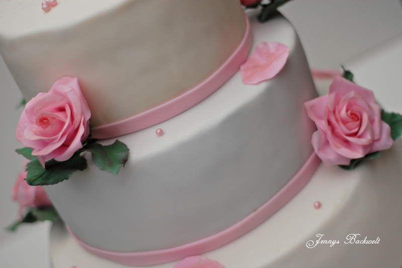 Hochzeitstorte mit rosa Zuckerrosen Hochzeitstorte mit rosa Zuckerrosen