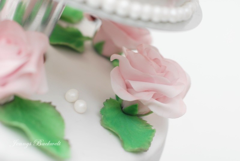 Hochzeitstorte mit rosa Rosen