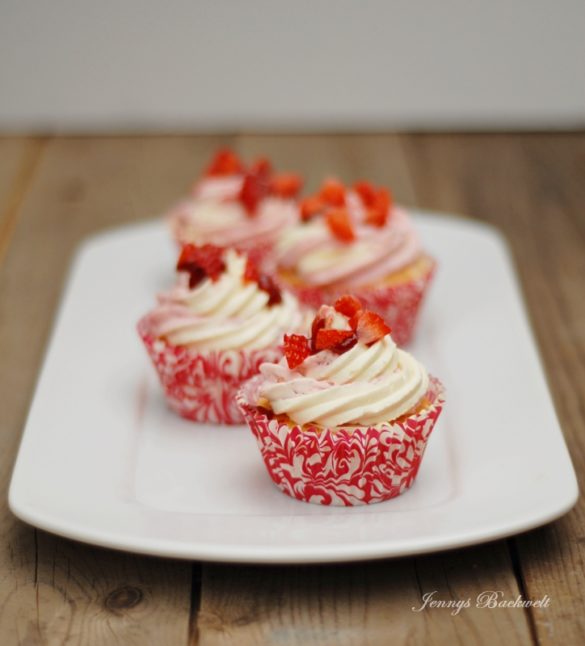 Weiße Schokoladen Erdbeer Cupcakes - Jennys Backwelt