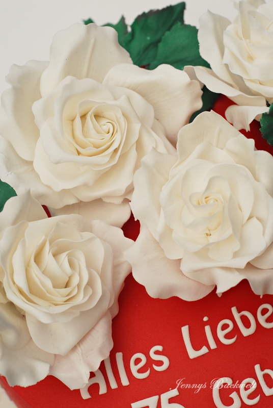 Geburtstagstorte mit weißen Rosen