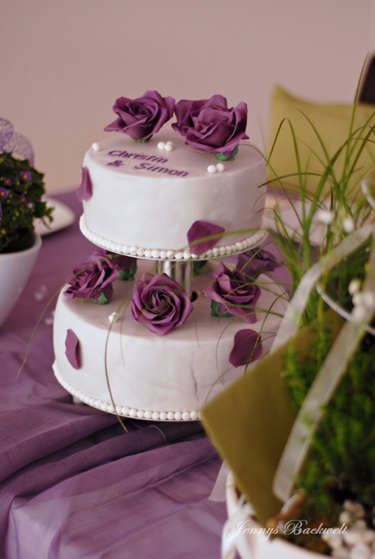 Hochzeitstorte mit lila  Zuckerrrosen